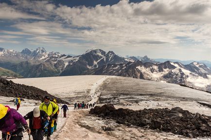 Pe scurt despre cum să urci în mod corect și în siguranță pe Elbrus, alpinist