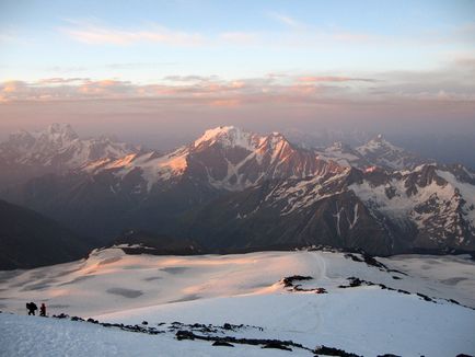 Pe scurt despre cum să urci în mod corect și în siguranță pe Elbrus, alpinist