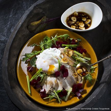 Rețete culinare - salată de sfeclă cu pui afumat și ouă măcinată - cu instrucțiuni de fotografie și video