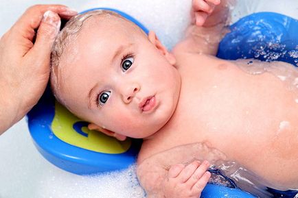 Înotând un nou-născut într-o baie sau într-o baie mare, cum să alegeți durata și mijloacele de îngrijire