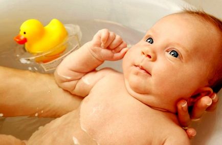 Înotând un nou-născut într-o baie sau într-o baie mare, cum să alegeți durata și mijloacele de îngrijire