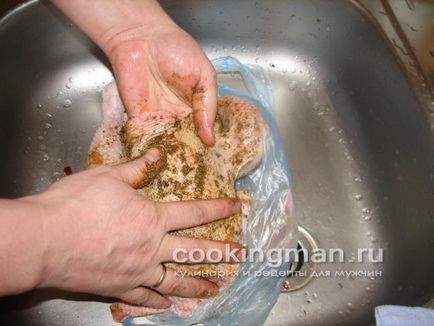 Курка запечена в духовці з картоплею і цибулею - кулінарія для чоловіків