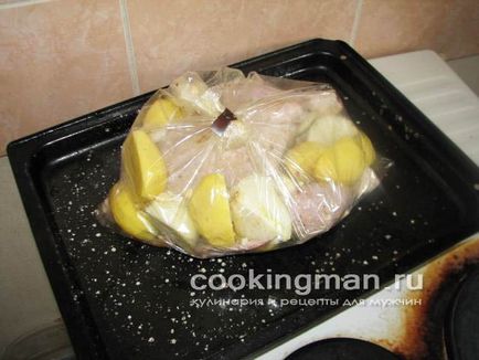 Курка запечена в духовці з картоплею і цибулею - кулінарія для чоловіків