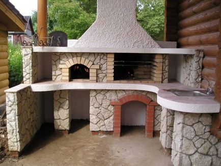 Terasă de vară cu grătar din metal și cărămidă cu mâini proprii