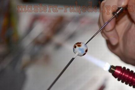 Maestru de clasă pe o lampwork crearea de o lampă de mărgele