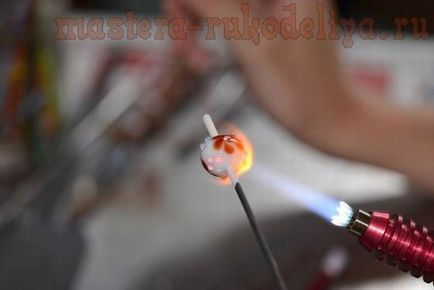 Maestru de clasă pe o lampwork crearea de o lampă de mărgele