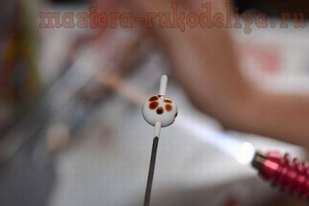 Maestru de clasă pe o lampwork crearea de o lampă de mărgele