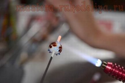 Maestru de clasă pe o lampwork crearea de o lampă de mărgele