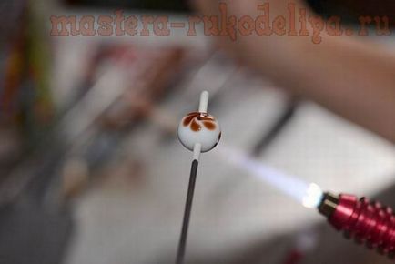 Maestru de clasă pe o lampwork crearea de o lampă de mărgele