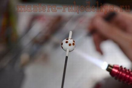 Maestru de clasă pe o lampwork crearea de o lampă de mărgele