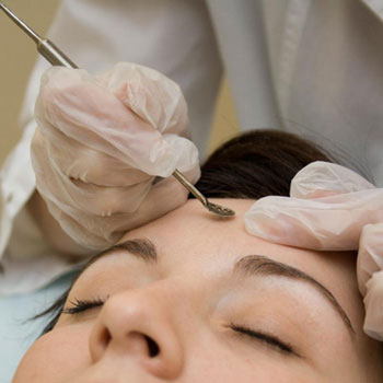 Curatarea faciala la un expert in clinica cosmetologica