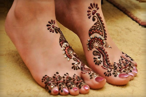 Mehendi pe picioarele valorii modelelor, cum să atragă și cât de mult să păstreze desenul henna (foto și video)