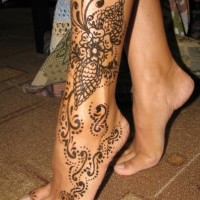 Mehendi pe picioarele valorii modelelor, cum să atragă și cât de mult să păstreze desenul henna (foto și video)