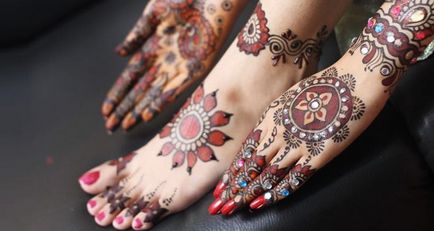 Mehendi pe picioarele valorii modelelor, cum să atragă și cât de mult să păstreze desenul henna (foto și video)