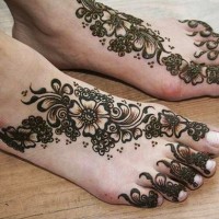 Mehendi pe picioarele valorii modelelor, cum să atragă și cât de mult să păstreze desenul henna (foto și video)