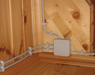Instalarea de electricieni într-o locuință privată de țară la cheie, cablare cablare în cabana sau
