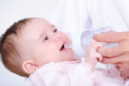 Este posibil să se dea apă unui nou-născut în timpul alăptării?