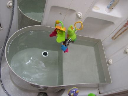 Чи можна купати дитину в душовій кабінці основні рекомендації