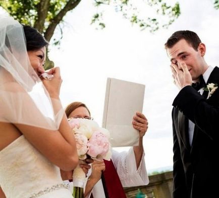 Bărbații plâng, de asemenea, reacția mirelor la mireasă într-o rochie