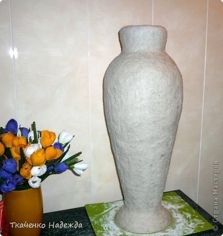 Vase de exterior din carton