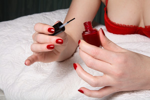 Metode neobișnuite de a aplica sfaturi de lustruire unghiilor pentru femeile casnice - ziua femeii