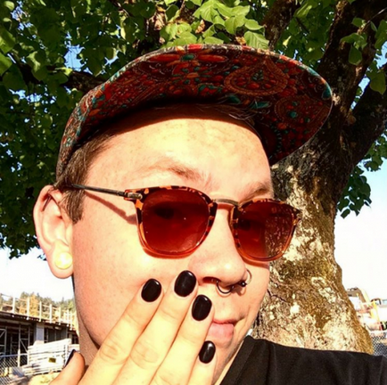 O nouă tendință a unghiilor de culoare bărbați cu lac colorat, portofel de sex feminin