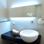 Освітлення і підсвічування у ванній кімнаті стелю, меблі, стіни і підлогу на фото