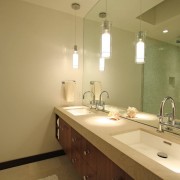 Освітлення і підсвічування у ванній кімнаті стелю, меблі, стіни і підлогу на фото