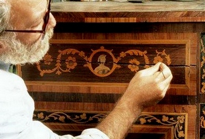 Оцінка і реставрація старовинної антикварних меблів
