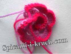 Panou din flori tricotate
