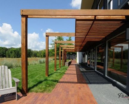 Pergola design frumos de copertine pentru o casă de țară sau o reședință de vară pe o fotografie