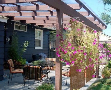 Pergola design frumos de copertine pentru o casă de țară sau o reședință de vară pe o fotografie