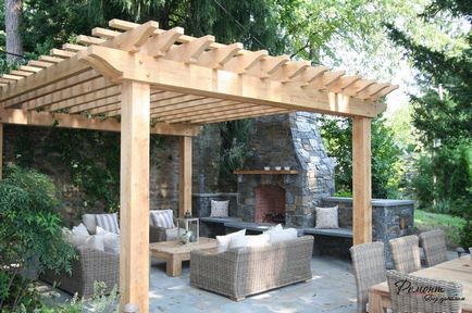 Pergola design frumos de copertine pentru o casă de țară sau o reședință de vară pe o fotografie