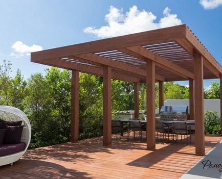 Pergola design frumos de copertine pentru o casă de țară sau o reședință de vară pe o fotografie