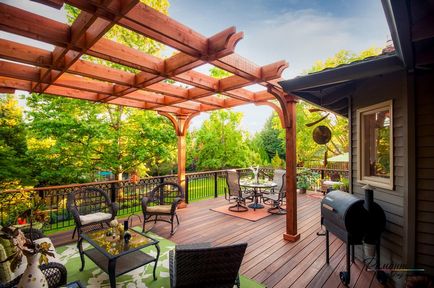 Pergola design frumos de copertine pentru o casă de țară sau o reședință de vară pe o fotografie