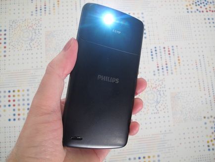 Philips xenium w8510 - o prezentare simplă a unui smartphone de călătorie cu o baterie capabilă