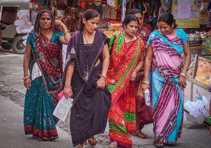 De ce femeile indiene poartă enciclopedia pentru copiii saris