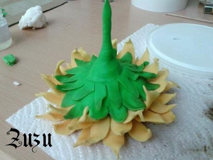 Floarea-soarelui din masticul de zahăr pentru decorarea tortului 3d