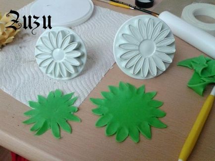 Floarea-soarelui din masticul de zahăr pentru decorarea tortului 3d