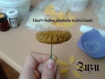 Floarea-soarelui din masticul de zahăr pentru decorarea tortului 3d