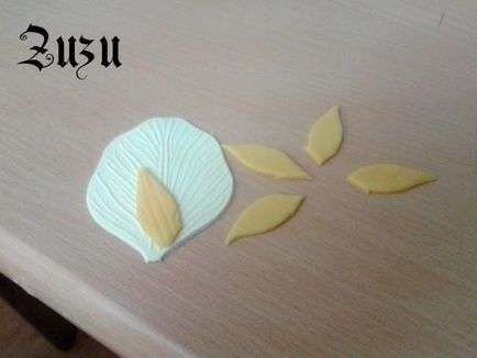 Floarea-soarelui din masticul de zahăr pentru decorarea tortului 3d