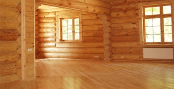 Podele într-o casă din lemn