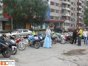 Utilizatorii portalului și-au sărbătorit nunta pe scutere