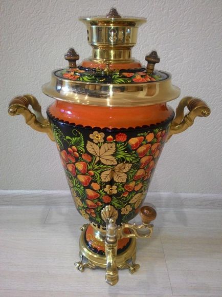 Vase de bucătărie cu pictură Khokhloma din lemn și sticlă, modele de aur și ornamente de aur pe plăci și