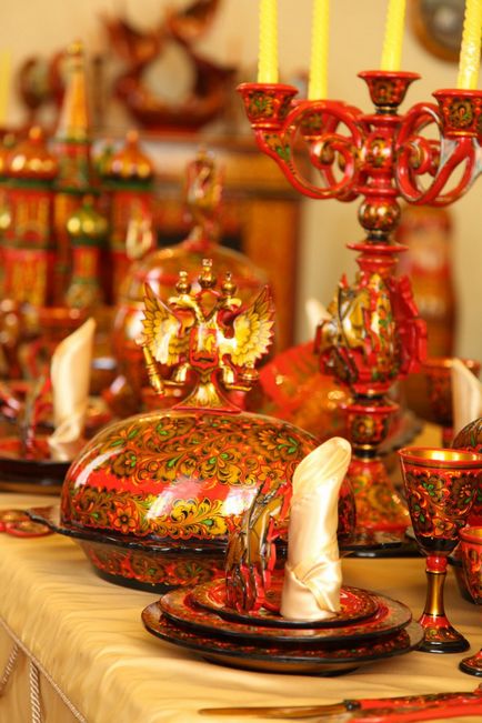 Vase de bucătărie cu pictură Khokhloma din lemn și sticlă, modele de aur și ornamente de aur pe plăci și
