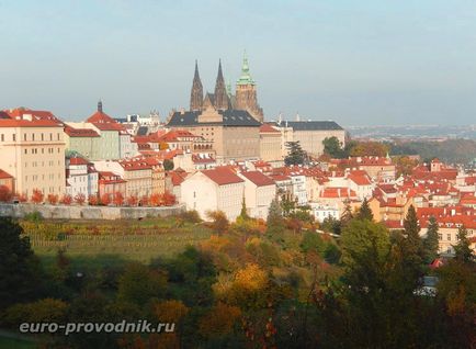 Прага пагорб Петршин як дістатися пішки або фунікулером