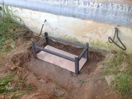 Dispozitivul pentru colmatarea colțurilor în sol cu ​​un perforator mikita