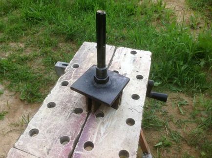 Dispozitivul pentru colmatarea colțurilor în sol cu ​​un perforator mikita