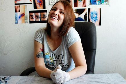Profesie - artist de tatuaj bine, a venit să facă o floare