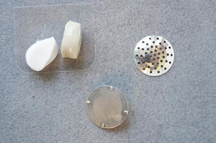 Butoane și o broșă cu inlay cu cristale swarovski